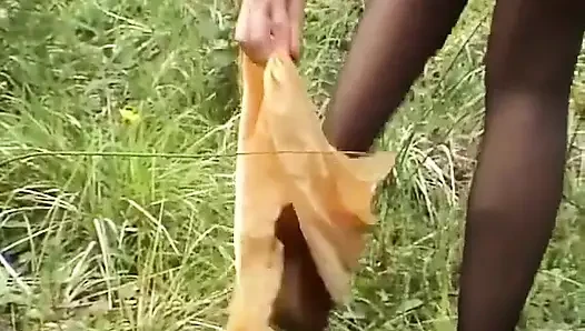 Açık havada sidik pantolonlu kadın
