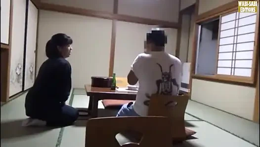 Özel bir oda seansında yakalanan bir kaplıca görevlisinin saatler sonra baştan çıkarılması -sahne.3