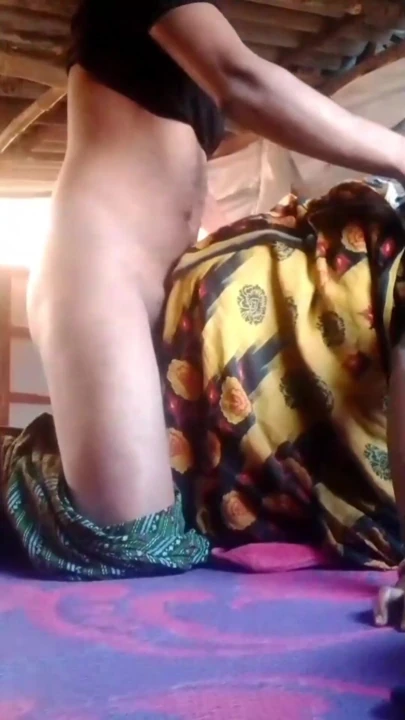 Bhabhi de aldea india cogiendo adentro | clip 2