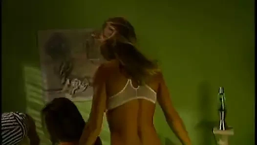 Harika memeli iki genç sarışın yatak odasında azgın bir adamla üçlü seks yapıyor