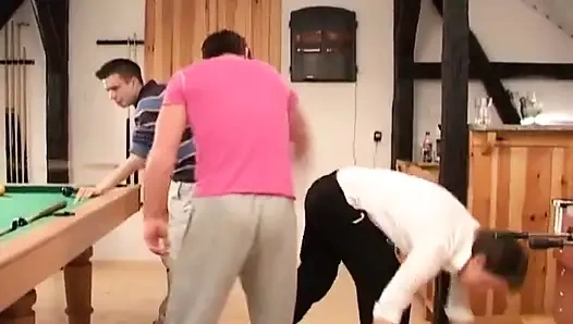 Azgın barmen bilardo masasında sert eşcinsel üçlü grupta götten sikiliyor