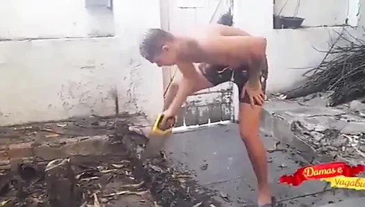 Tombul hayran beni odun kesmeye davet etti, o da vajinasında odun aldı