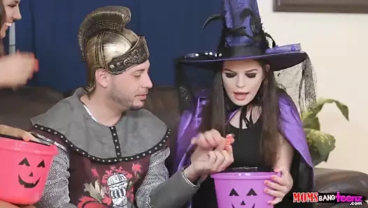 Anne alır trick or tedavi horoz içinde the banyo