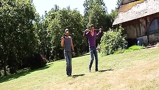 Azgın Fransız kaltak sert çifte penetrasyonlu üçlü seksten sonra döl yiyor