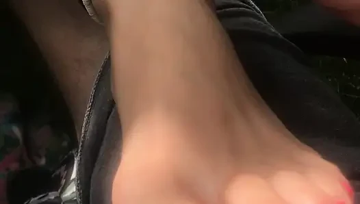Havalı üvey kız kardeş arka bahçede yumuşak kirli tabanlarına masaj yapmanızı ve gıdıklıyor (bakış açısı)