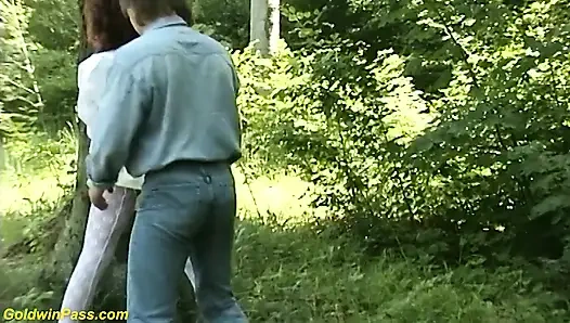 Alman sıska kızıl saçlı evli kadın açık havada sikiliyor