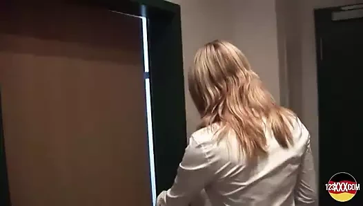 Yuvarlak memeli sürtük mor dildoyla oynuyor