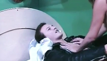 Seksi sokak gezgini anal sikişiyor.