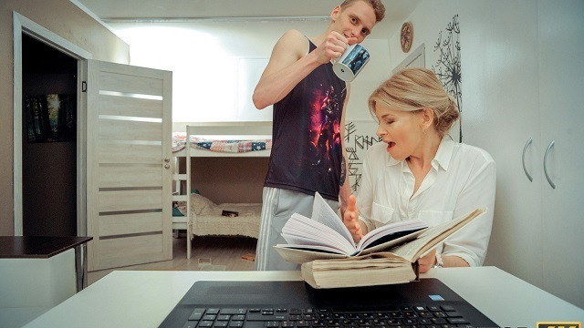 Tutor4k. şanslı adam muhteşem bayanı becermeyi başarır