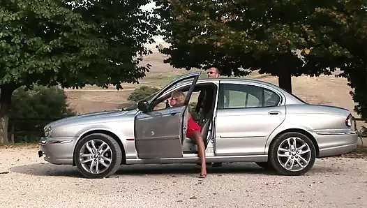 Büyük memeli güzel seksi kızıl saçlı orta yaşlı seksi kadın ağzına boşalan büyük bir İtalyan yarağına sakso çekiyor