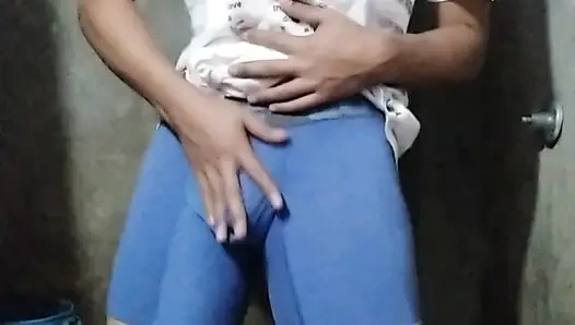 Alan Tokers duşta dans ediyor