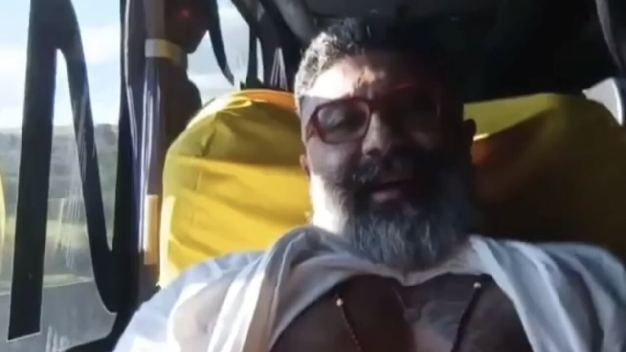 Yakışıklı Türk adam, otobüste yolculuk ederken devasa penisini oynatıyor