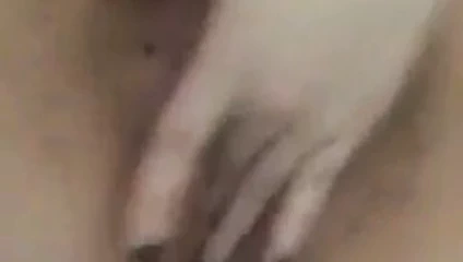 cette salope se branle et gicle