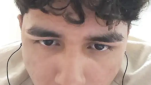 Yeni oyuncağımla çok seviyor ve çok seviyorum