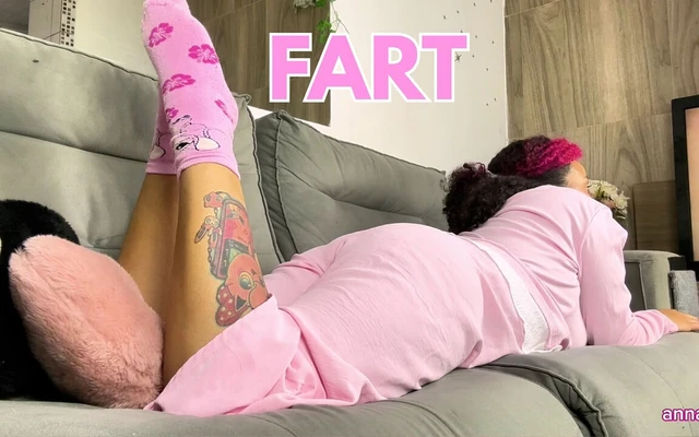 Пухлая девушка пердит в пижаме во время просмотра телевизора