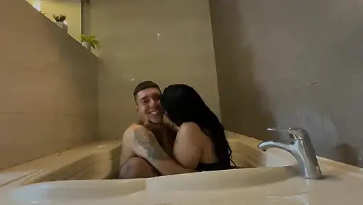 Kolombiyalı Çiftin Küvette Gerçek Ev Videosu