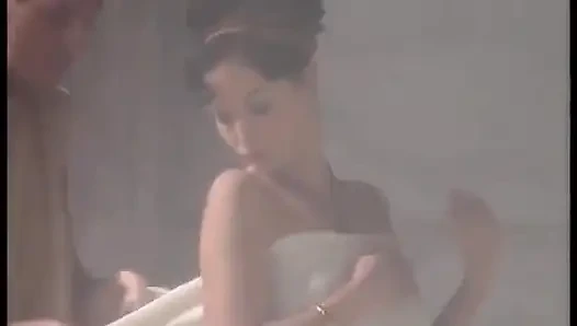 Bu kızlar aniden çifte penetrasyondan önce her birinin yarağının tadını çıkarıyor