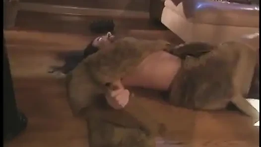 Şehvetli esmer sıkı amcığını oturma odasında siktiriyor