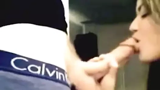 Seksi sarışın seviyor için emmek büyük horoz