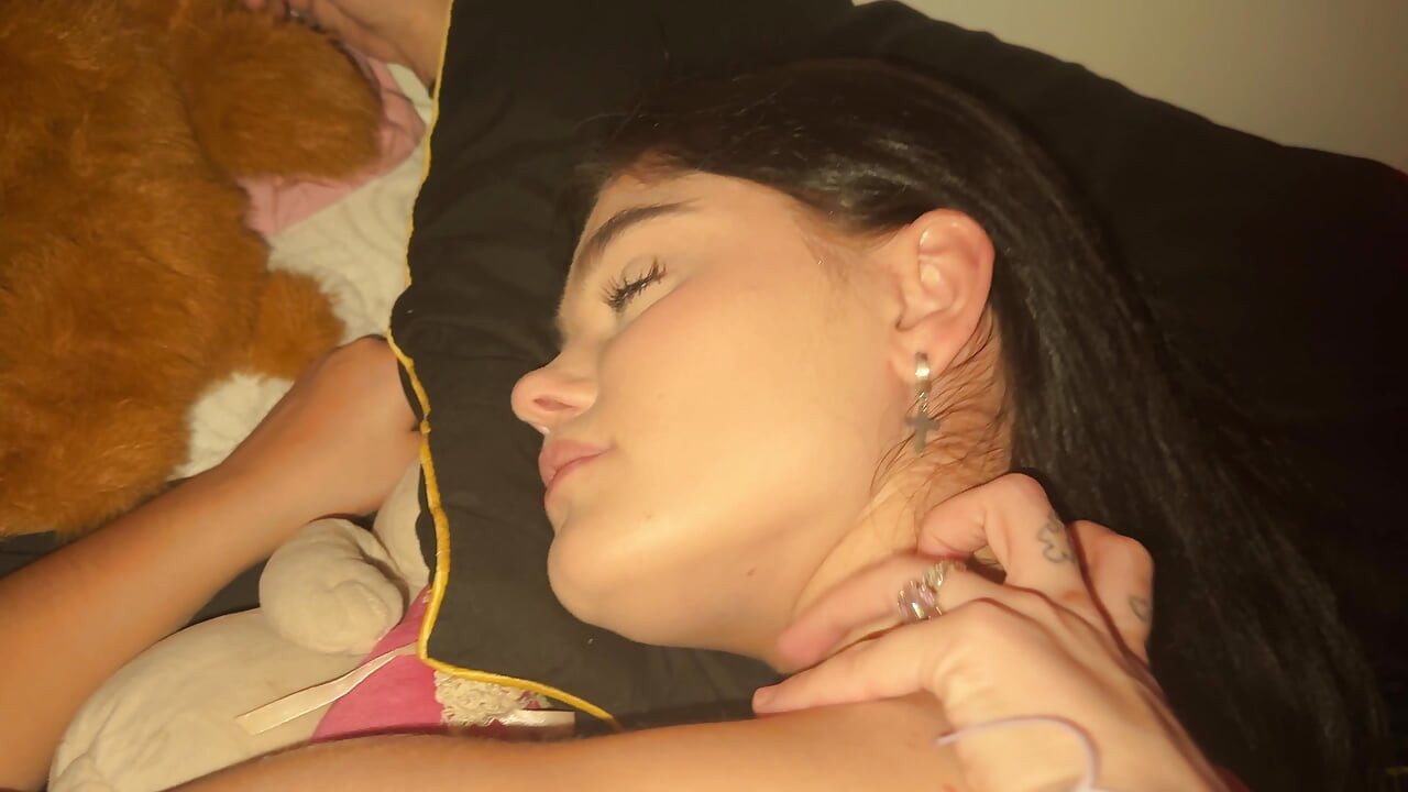 Onu tutkulu sabah seksiyle uyandırdım. Sabah makaslama. Zevkle çığlık attı. Yakın çekim.