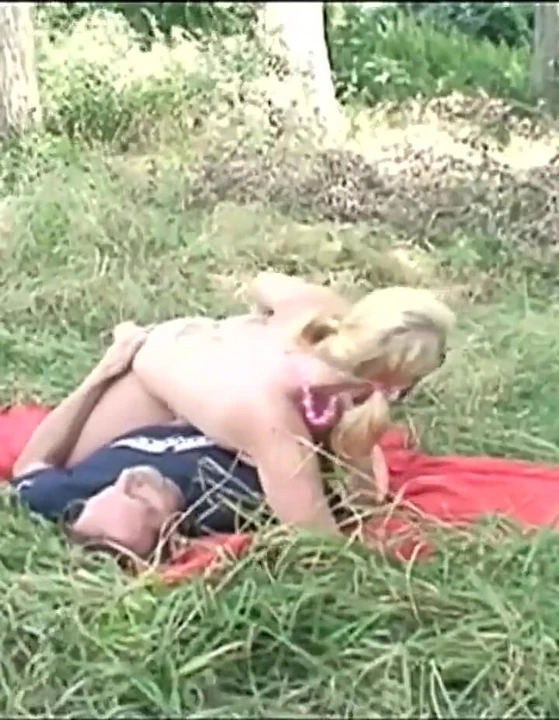 Genç sarışınla klasik amatör porno açık havada olgun adam tarafından sikiliyor