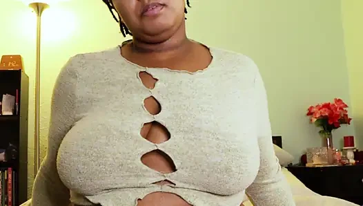 Tu novia tetona quiere que la veas jugar con su nuevo juguete