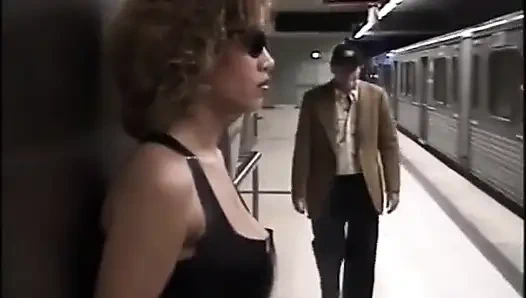 Siyah ve beyaz amcık yalama yatak odasında anal sikiliyor