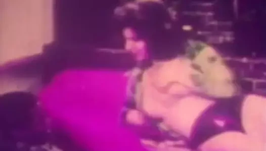 Büyük siyah horoz, kızın yoğun orgazm olmasına yardımcı olur (eski)