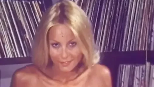 Seksi sarışın nostaljik üçlü grup seks amcık yalıyor büyük yarak emiyor