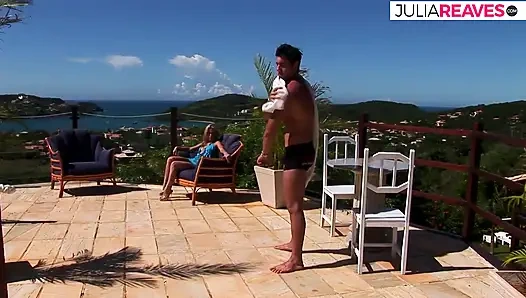 Sarışın sürtük havuz kenarında yarakla yüze oturup gırtlağına kadar alıyor