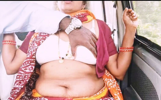 Hintli üvey anne ve üvey oğlu uzun yolculuk için arabada seks yapıyor. Telugu edepsizce konuşuyor.