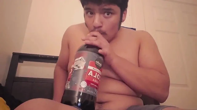 Göbeğimin kaldırabileceği kadar sodayla sikişiyorum