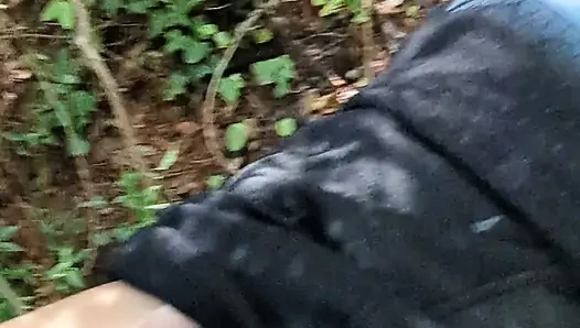 Amateur couple improvises a sudden fuck in the woods