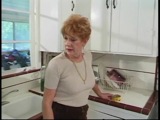 genç adam mutfakta 70 yaşındaki kızıl tarafından üflenir