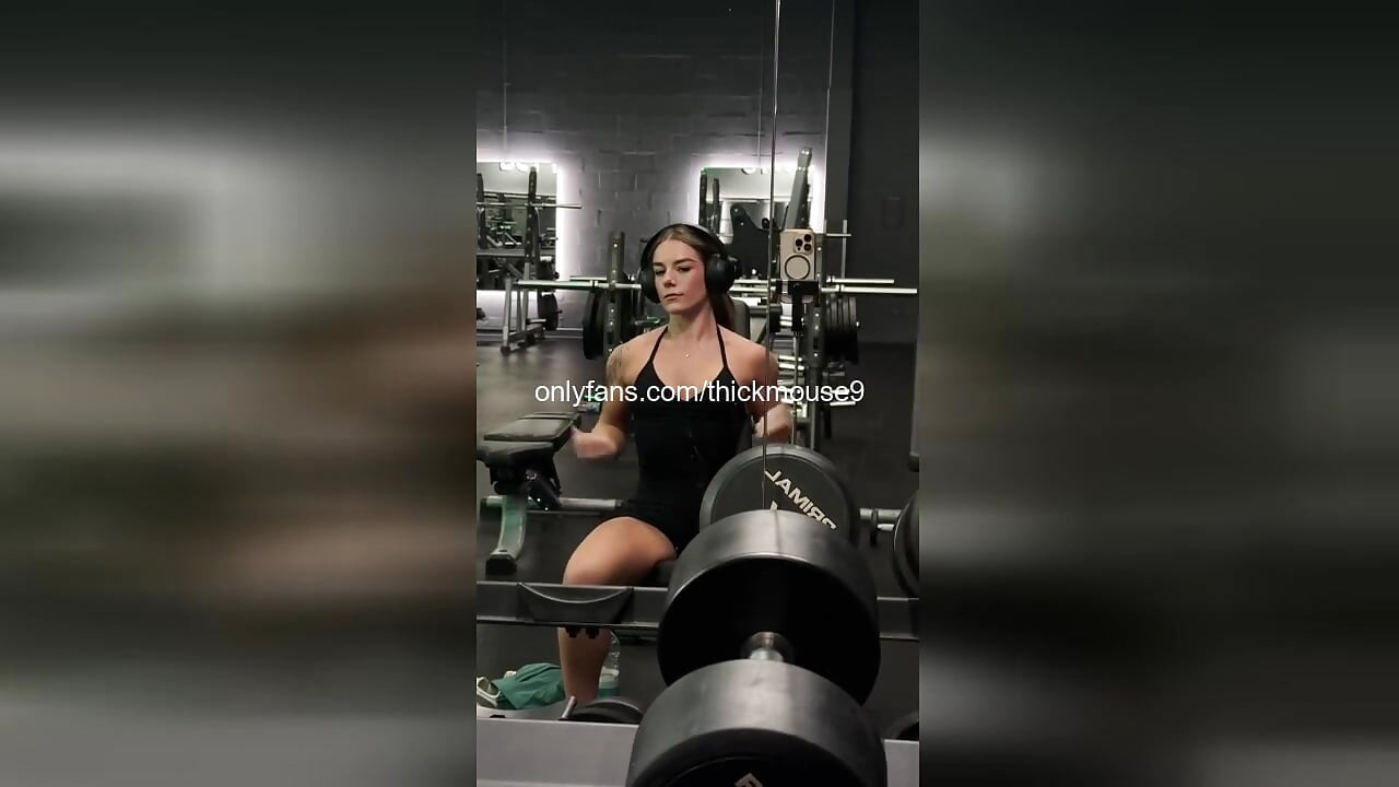 18 yaşındaki bakirenin üvey babasının spor salonunda kayması: Kazara anal sikme ve fışkırma canlı yayında!