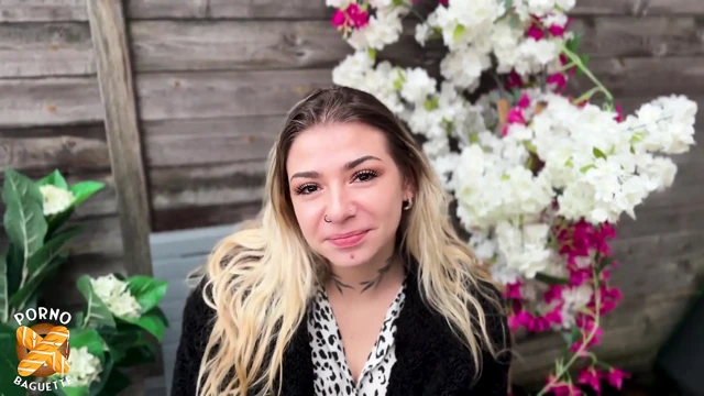 Muhteşem Sienna, güzel 27 yaşındaki sarışın, kameranın önünde sevişmeyi çok seviyor!