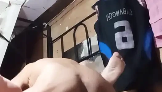 Islak amcığını çok eğlenceli ve neşeli pompalamayı sürdür