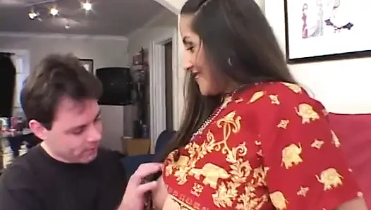 Adam Hintli kızın ağzına yarağını sokuyor ve amını başka biri yutuyor