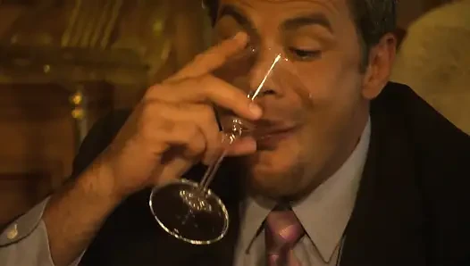 Sevecen genç kız yatakta sert sikişirken harika hissediyor