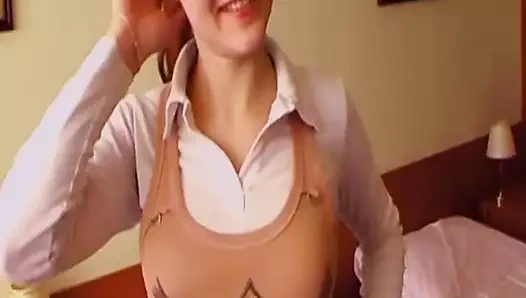 Güzel Alman genç kız boşalmadan önce büyük yarağa biniyor