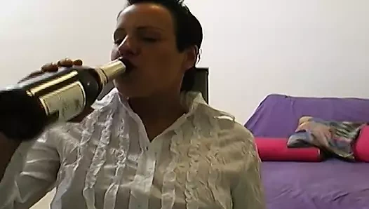 koyu saçlı alman kızlar üç musluklar tarafından gerilmiş onu delik alma