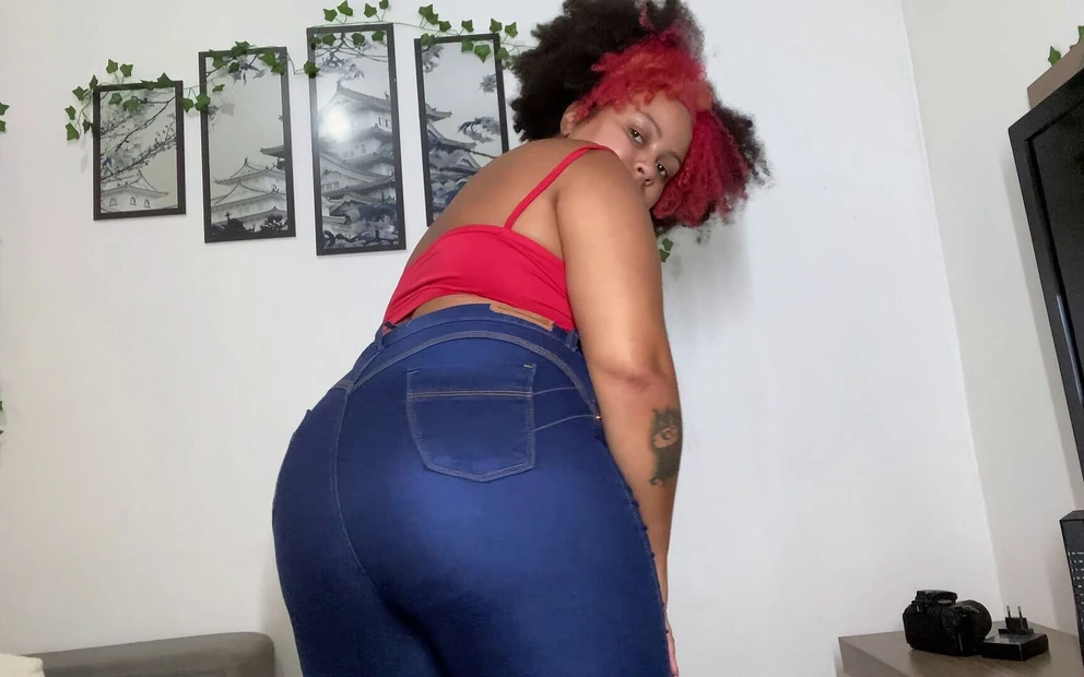Чернокожая толстушка пердит красотку в синих джинсах