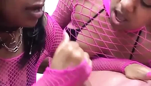 Seksi zenci kız büyük yarak emiyor... ağzına boşalma