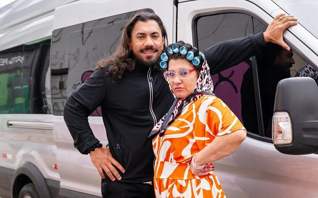 Pirsingli göbekli olgun otobüste götünü siktiriyor