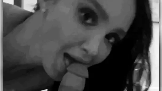 Seksi sürtük yaşlı adamın yarağını sallıyor