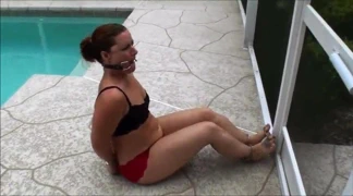 Havuz başında kelepçeli mücadele