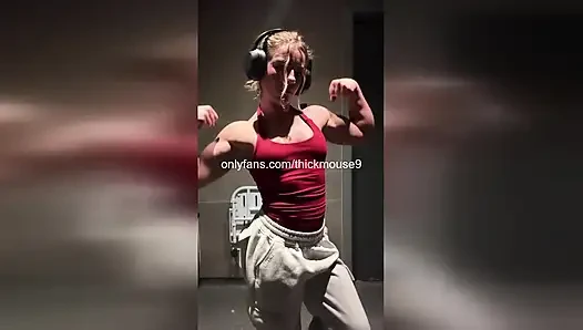 Tiktok kazası: kaslı 18 yaşındaki kız ıslak amcığını canlı olarak teşhir ediyor!