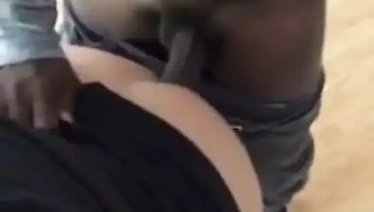 Siyah baba tombul beyaz sürtüğü sikiyor