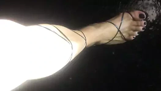 Vor der Ampel im Scheinwerferlicht in Riemchensandalen..