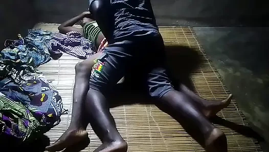 Kız ödenmemiş kira nedeniyle ev sahibine seks teklif ediyor